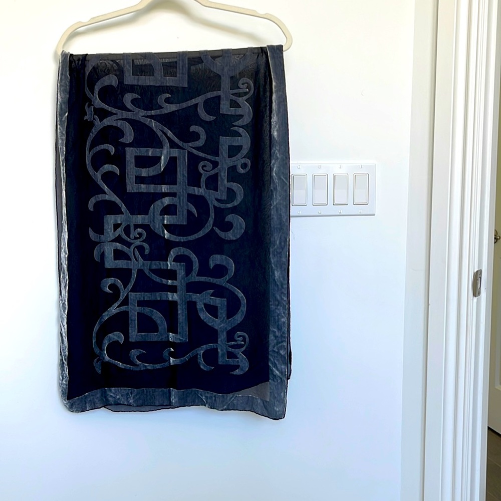 Silky velvet scarf.